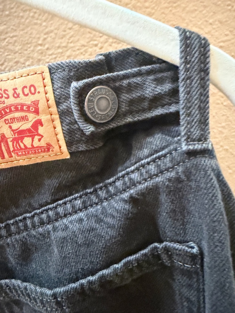 Levi's Women's Cinch Baggy Black Wide Leg Jeans - Picture 2 of 6